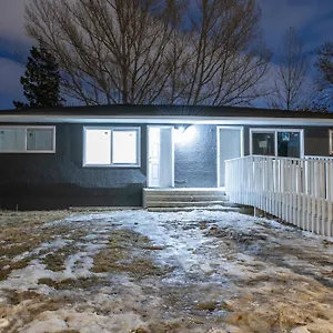 Apartment Centre Street 2Bed Upper Suite - 4408, Calgary