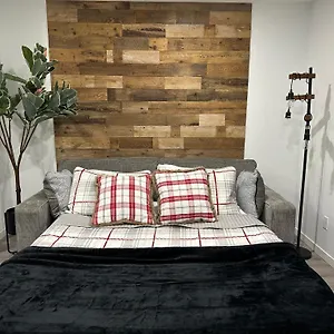 Apartment 2-bed Rustic Charm Below, Calgary