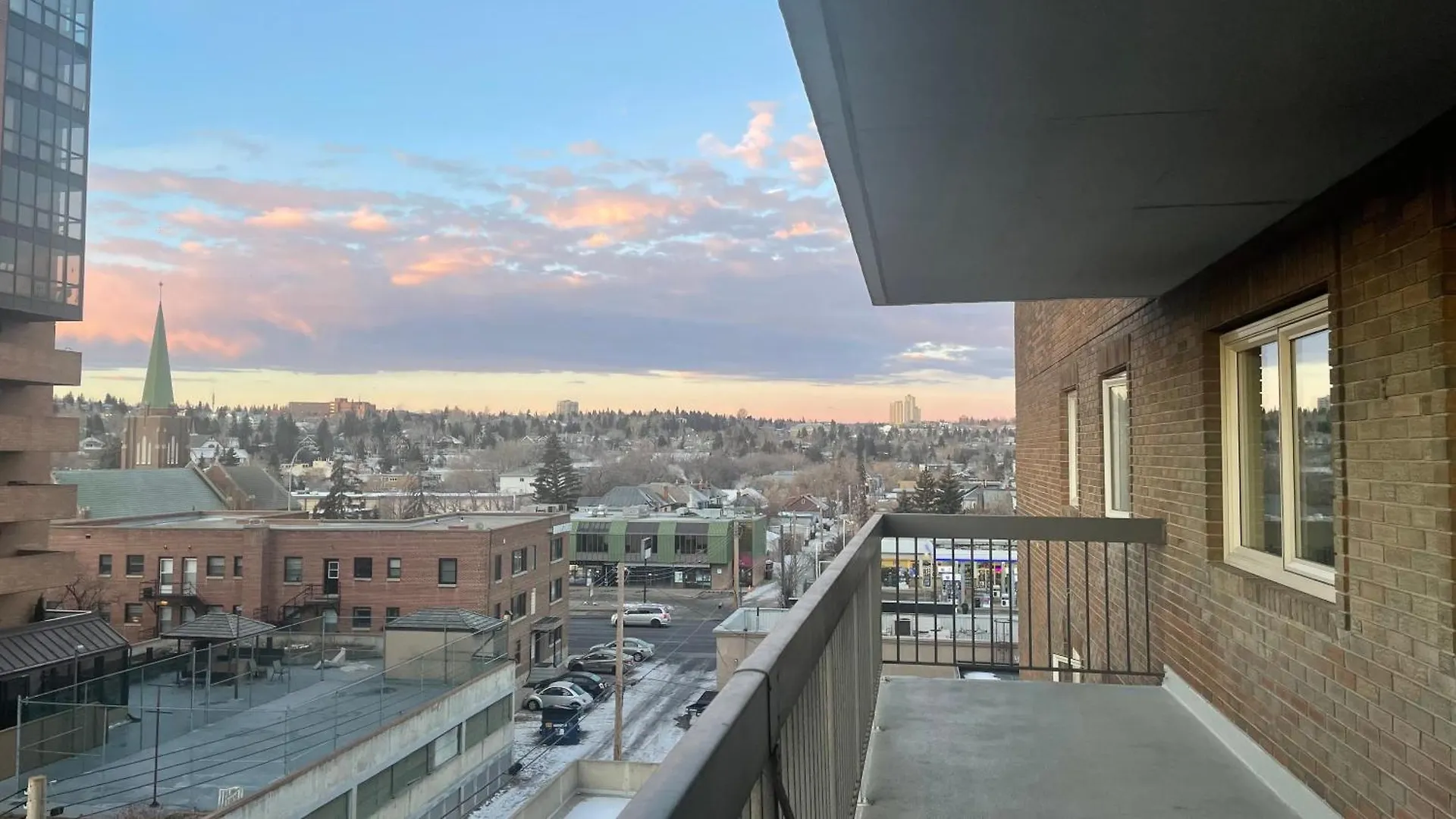 Homestay Cosy Place In Downtown With Free Parking - Self Entrance Apartment Calgary